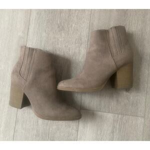 Madden Girl Brown‎ Suede Ankle Bootie Size 7